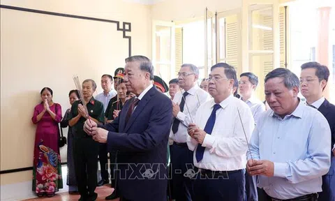 Tổng Bí thư Tô Lâm dâng hương tưởng niệm Chủ tịch Hồ Chí Minh tại Di tích Nhà số 48 Hàng Ngang, Hà Nội
