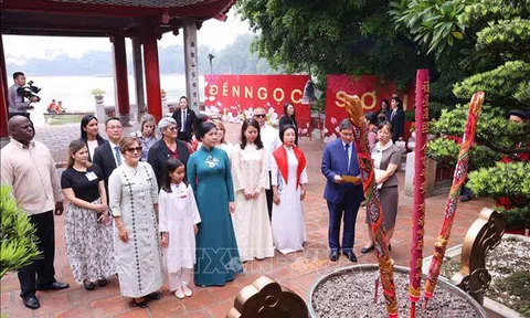 Phu nhân Ngô Phương Ly và Phu nhân Lis Cuesta Peraza tham quan đền Ngọc Sơn