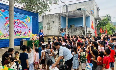 Vầng trăng Cù Lạc - Lửa ấm đêm đoàn viên