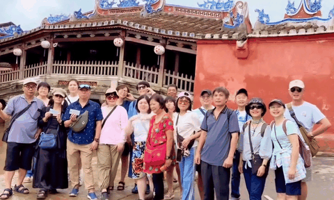 Du khách trở lại Hội An, lưu giữ hình ảnh phố cổ mùa nước lũ