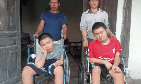 Gia đình nghèo ở Nghệ An kiệt quệ nuôi ba con tật nguyền: Mong manh giữa những ngày giông gió