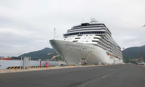 Đón tàu biển quốc tế Seven Seas Voyager đến Nha Trang