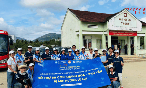 Lũ cuốn đi nhiều thứ, nhưng không thể cuốn nổi tình người