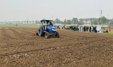 Phú Thọ: Trình diễn thiết bị lái tự động trên máy kéo giúp nâng cao năng suất, hiệu quả trong sản xuất nông nghiệp