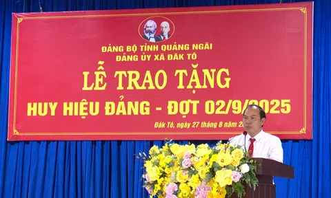 Tri ân những chặng đường cống hiến: Đảng bộ xã Đăk Tô trao tặng Huy hiệu Đảng đợt 2/9