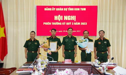 Kon Tum: Trao quyết định của Ban Thường vụ Tỉnh ủy về công tác cán bộ quân sự tỉnh