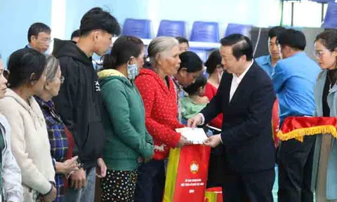Phó Thủ tướng Trần Hồng Hà thăm, tặng quà Tết tại tỉnh Kon Tum