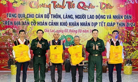 Công ty 75 mang Tết đến cho bà con dân làng