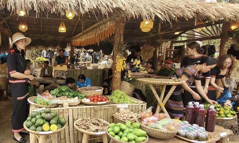 Kon Tum: Chợ phiên “Đăk Hà ngày mùa” hấp dẫn thu hút hàng nghìn người tham quan, mua sắm