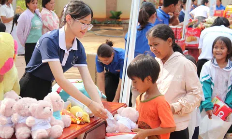 Thăm tặng quà cho hộ gia đình khó khăn và học sinh trên vùng biên giới