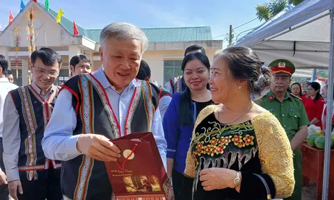 Phó Thủ tướng Thường trực Chính phủ: Phát huy sức mạnh đoàn kết, đưa Ia Nueng trở thành “điểm sáng” du lịch cộng đồng