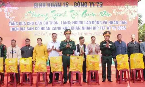 Binh đoàn 15 mang Tết đến cho bà con vùng biên giới