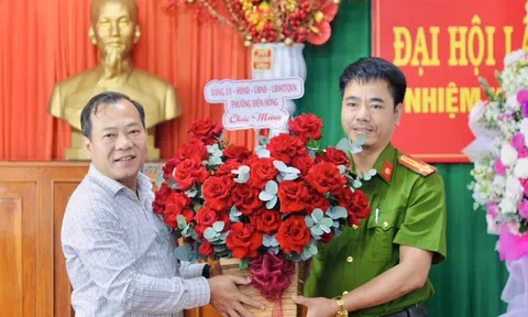Lãnh đạo phường Diên Hồng thăm, chúc mừng Công an nhân dân nhân ngày truyền thống 19/8