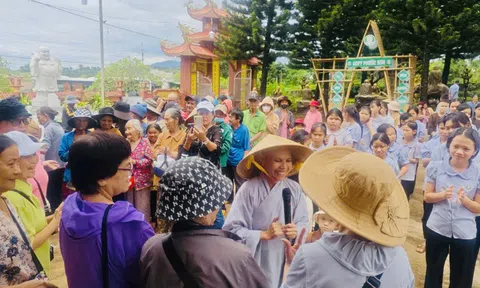 Chùa Phước Sơn tặng 200 phần quà cho bà con dân tộc thiểu số