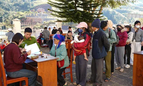 Người dân xã Tu Mơ Rông mừng vui khi nhận quà Tết