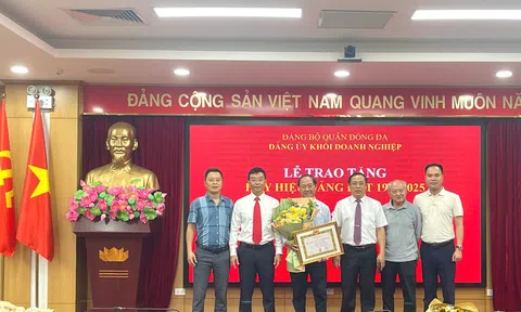 Huy hiệu 40 năm tuổi Đảng - Dấu mốc ý nghĩa trong hành trình cống hiến của PGS.TS Phạm Hùng Việt