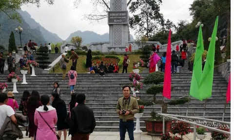 Mười năm làm báo: Viết để sống, sống để viết