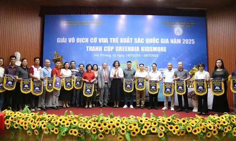 Giữa rừng kỳ thủ, một cô bé sáu tuổi lặng lẽ giành Cúp vàng