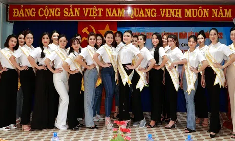 Thí sinh Hoa Hậu Doanh Nhân Việt Nam Quốc Tế 2022 tặng quà cho học sinh nghèo