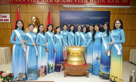 BTC Hoa hậu Biển đảo Việt Nam 2022 tặng trống đồng cho Bảo Tàng Quảng Ninh