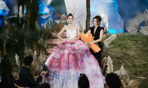 Hoa hậu siêu quốc gia 2013 mặc váy 20kg của NTK Vân Anh Scarlet, catwalk giữa rừng thông