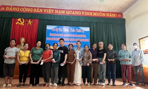 Ca sĩ Du Thiên cùng CEO S-Beauty  trao hơn 300 xuất quà ủng hộ người dân miền Trung khắc phục hậu quả bão lũ