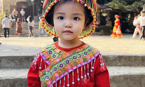 Đốn tim với em bé vùng cao có đôi mắt cười xinh biếc
