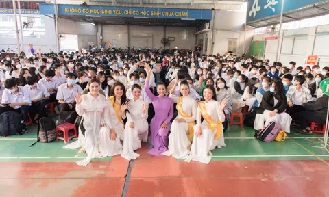 BTC Hoa Hậu Doanh Nhân Việt Nam Quốc Tế 2022 chia sẻ yêu thương với các em học sinh