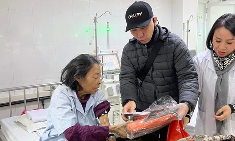 Thăm và trao tặng quà Tết cho bệnh nhân chạy thận nhân tạo ở Hà Nội