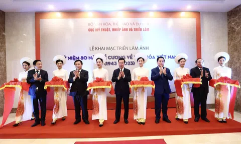 Hà Nội: Khai mạc triển lãm ảnh kỷ niệm 80 năm Đề cương về văn hóa Việt Nam