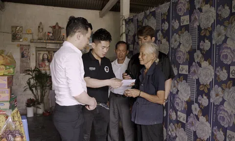 Ca sĩ Du Thiên, Đạt Villa và đại diện Công ty Cổ phần Quốc tế T-AB Group trao tặng 30 triệu đồng cho bà mẹ nuôi 6 con bị tâm thần tại Cần Thơ