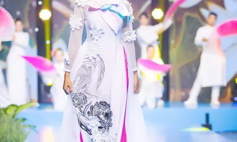 Á hậu Nguyễn Thị Kim Thủy làm vedette trên sàn diễn thời trang ở TP.HCM