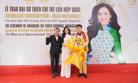 Người mẫu Quốc Bảo chúc mừng Hoa hậu Thanh Hà nhận danh hiệu Đại sứ thiện chí trẻ IISAM