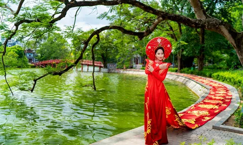 Áo dài ‘Dấu ấn thời gian’ của NTK Hoàng Ly xác lập kỷ lục Guiness Việt Nam
