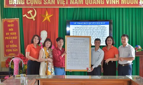 Lễ trao bản quyền bài hát “Trường em Tây Tiến”