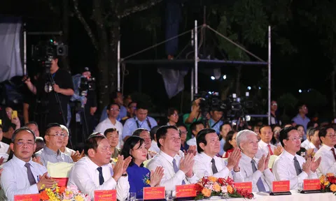 Chủ tịch nước Võ Văn Thưởng dự Chương trình nghệ thuật đặc biệt “Bản hùng ca bất diệt” tại điểm cầu Nghĩa trang Hàng Dương