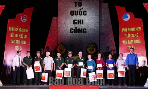 Hòa Bình: Thắp nến tri ân các anh hùng liệt sỹ tại Nghĩa trang liệt sỹ Chiến dịch
