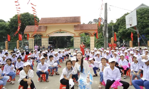 Hoa hậu quốc tế Việt Nhật 2023 Phạm Thiên Nga mừng năm học mới với trẻ em khuyết tật