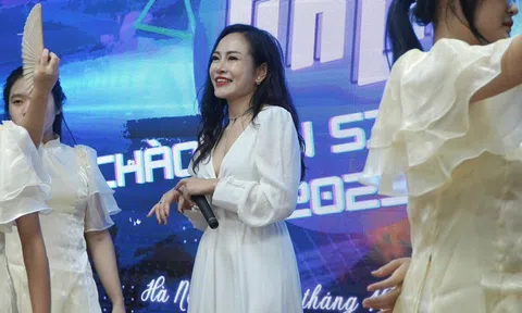 Bùng nổ sự kiện chào tân với màn chào sân của nữ giảng viên 8X