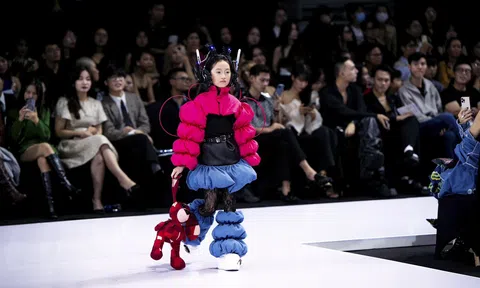 Loạt phụ kiện độc đáo bằng jeans tái chế tại Vietnam International Fashion Week 2023