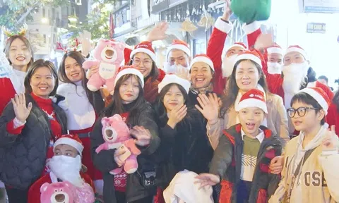 Du khách ấn tượng với Giáng sinh tại Hà Nội