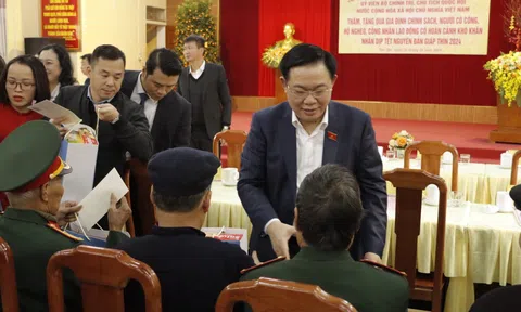 Chủ tịch Quốc hội Vương Đình Huệ thăm, tặng quà cho gia đình chính sách và các hộ có hoàn cảnh khó khăn ở Yên Bái
