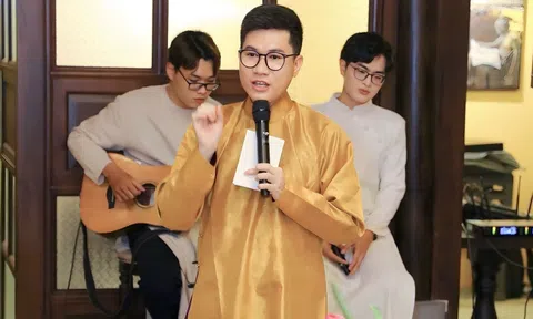 Đạo diễn Jos Tuấn Dũng diện áo dài ngũ thân, trải nghiệm “Vị của Tết”