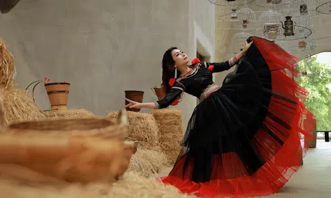 HOST Khiết Trân ấn tượng với trang phục Ê-đê cách tân của NTK Trung Beret