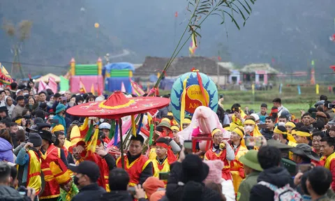 Hàng ngàn người tham dự Lễ hội rước Sinh thực khí Nam ở Lạng Sơn