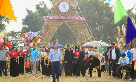 Hàng ngàn du khách đổ về Khai mạc Năm Du Lịch quốc gia và Lễ hội hoa Ban 2024