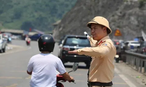 Hoà Bình: Cảnh sát giao thông đội nắng, giúp người dân di chuyển an toàn trên quốc lộ 6