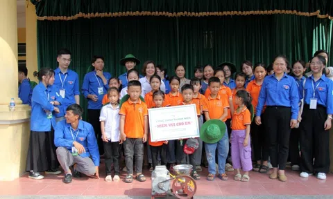 Mang Tết thiếu nhi đến với trẻ em vùng cao