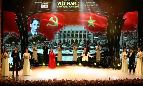 Chương trình nghệ thuật “Việt Nam - Khát vọng vươn xa” mang những lời ca chạm đến trái tim của khán giả