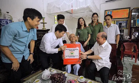 Hoà Bình: Phó Bí thư Thường trực Tỉnh ủy Bùi Đức Hinh tặng quà người có công với cách mạng tại huyện Lương Sơn